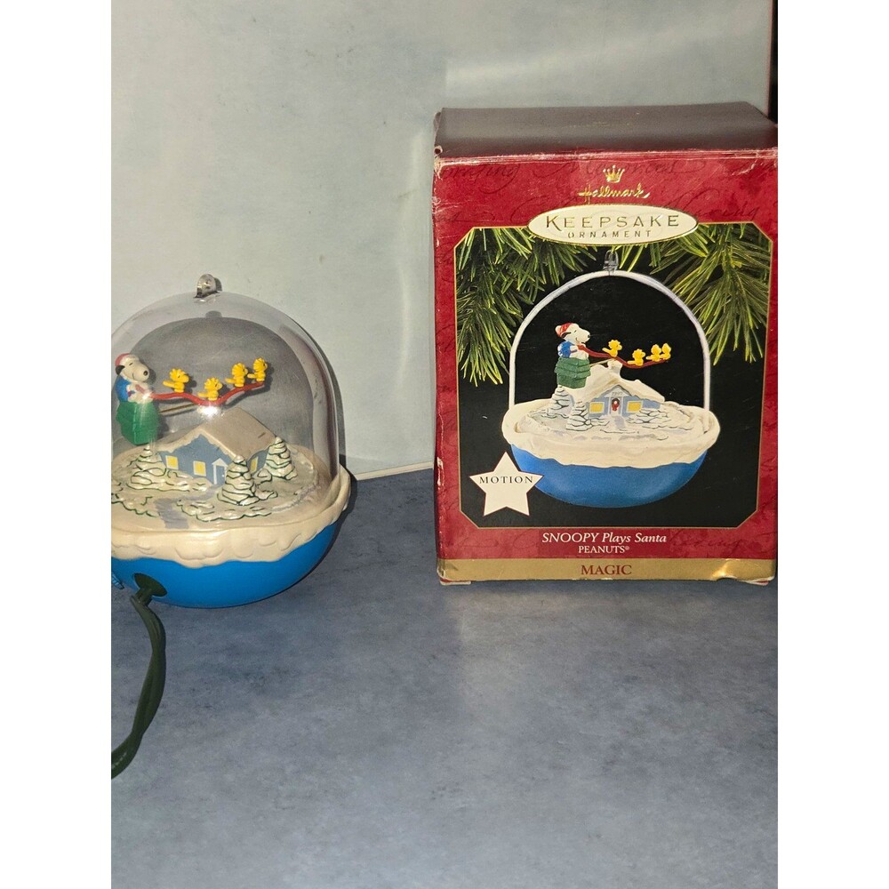 Hallmark Peanuts Snoopy & Woodstock Plays Santa Motion Magic 1997 (ORN-1)